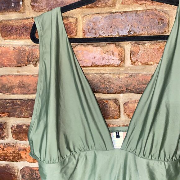 New NWT J. Crew Green Plunge V-Neck One-Piece Swim Bathing Suit Women's Size 24 - Picture 3 of 8